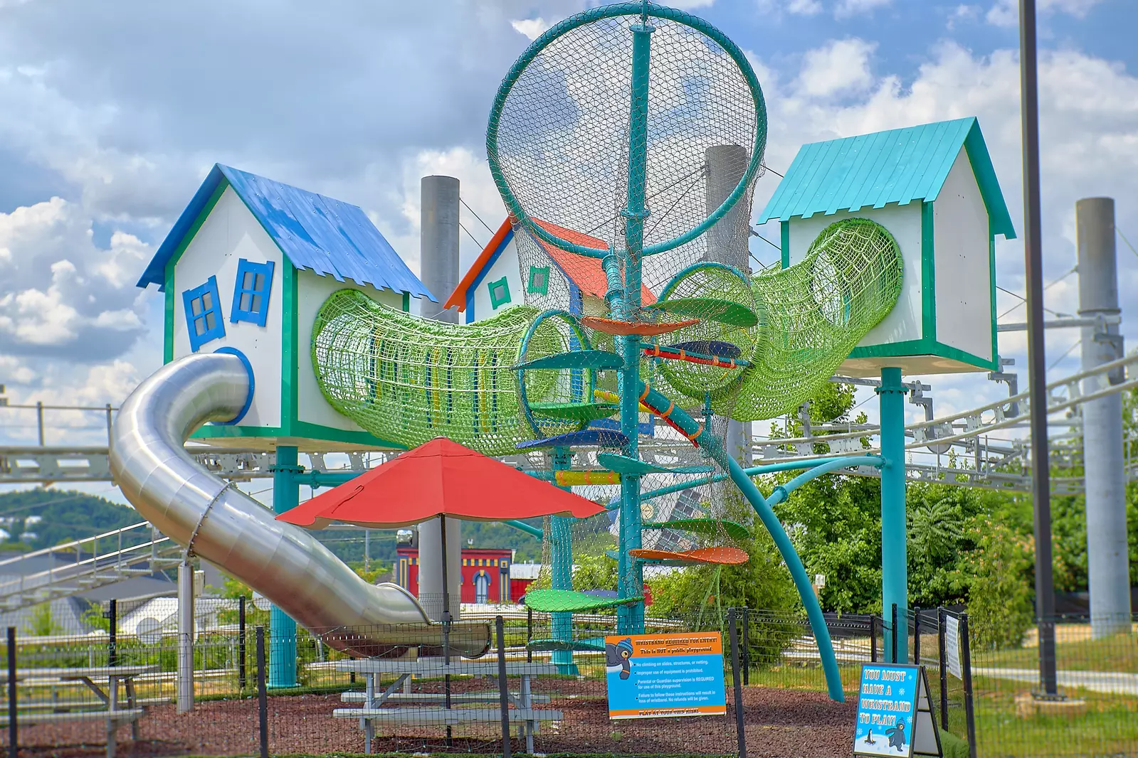 rowdy bear playground in pigeon forge