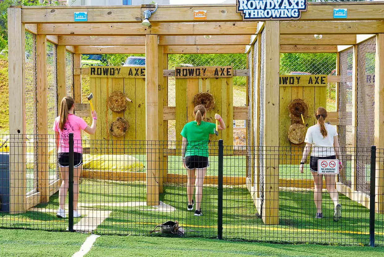 rowdy bear axe throwing in pigeon forge tn